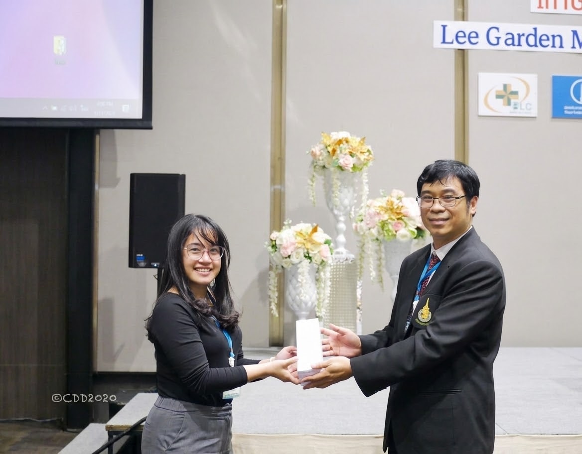 May Myat Mon receiving an award at the Current Drug Development conference in 2020